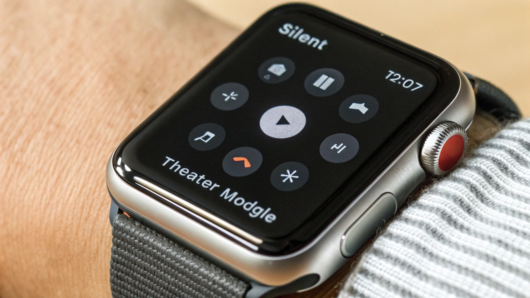 Пункт управления Apple Watch с проверкой Беззвучного режима и режима Кино