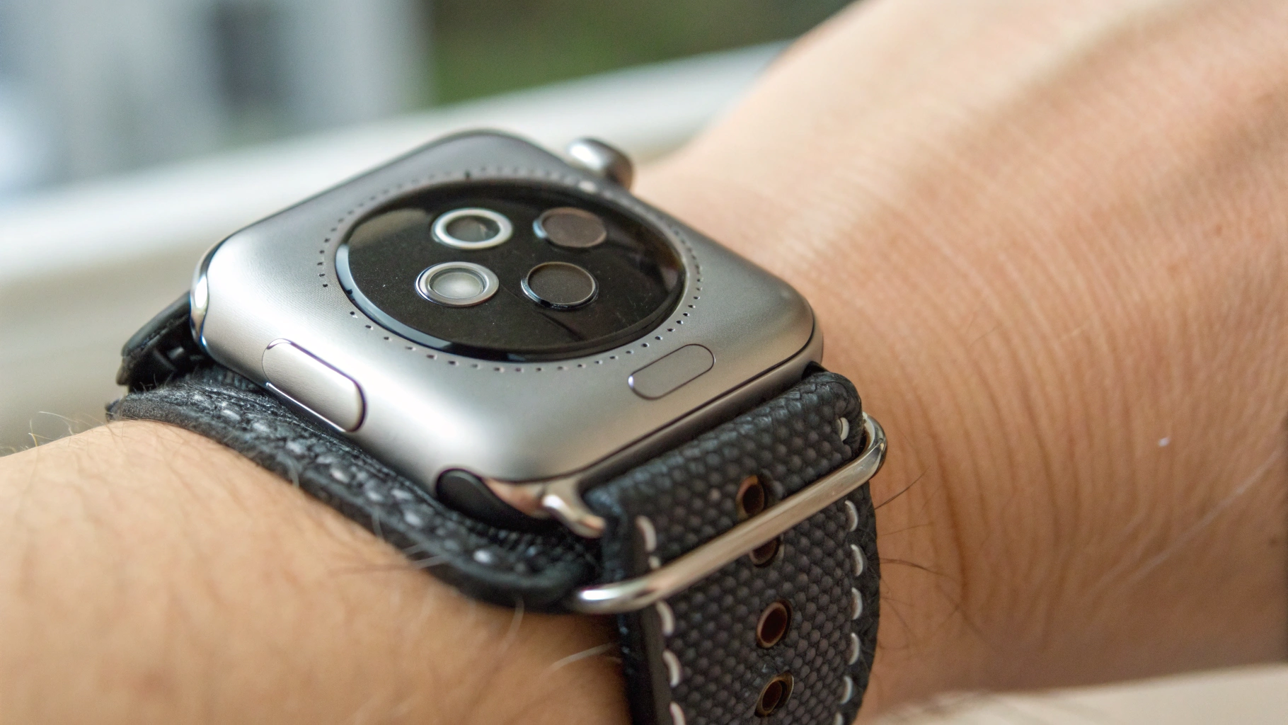 Задняя часть Apple Watch с датчиками и пример правильной посадки на запястье