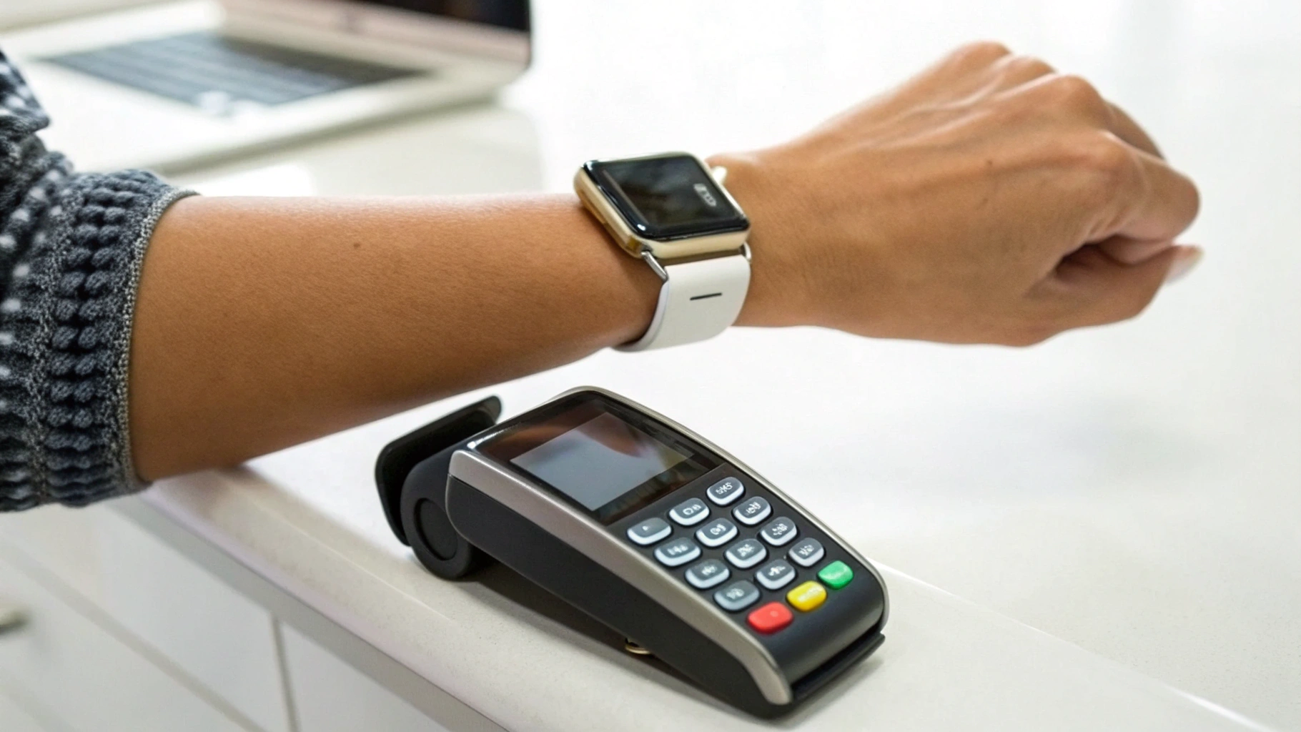 Apple Watch рядом с терминалом при оплате бесконтактным способом