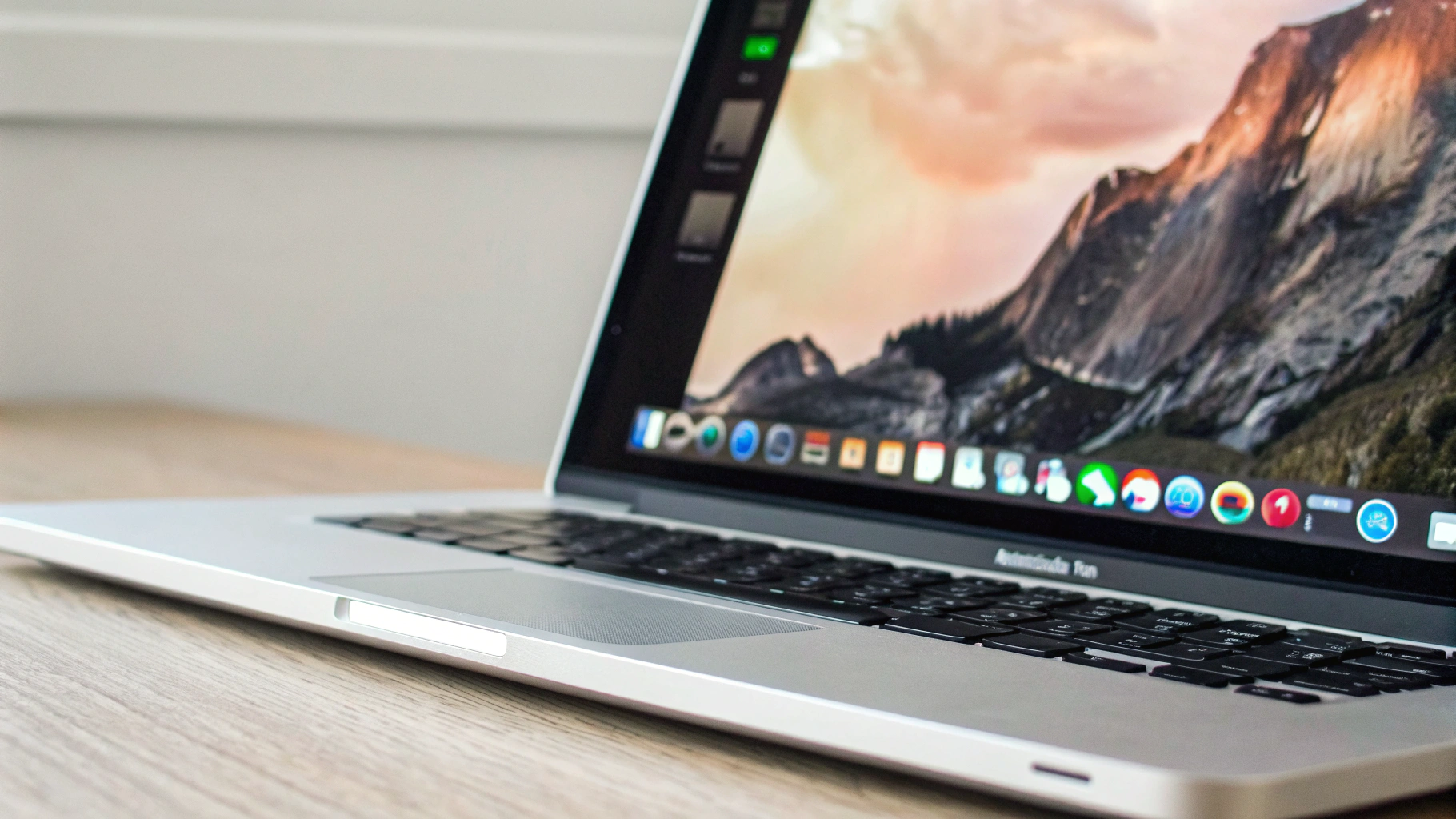 Меню батареи macOS с сообщением о приостановке зарядки и завершении позже