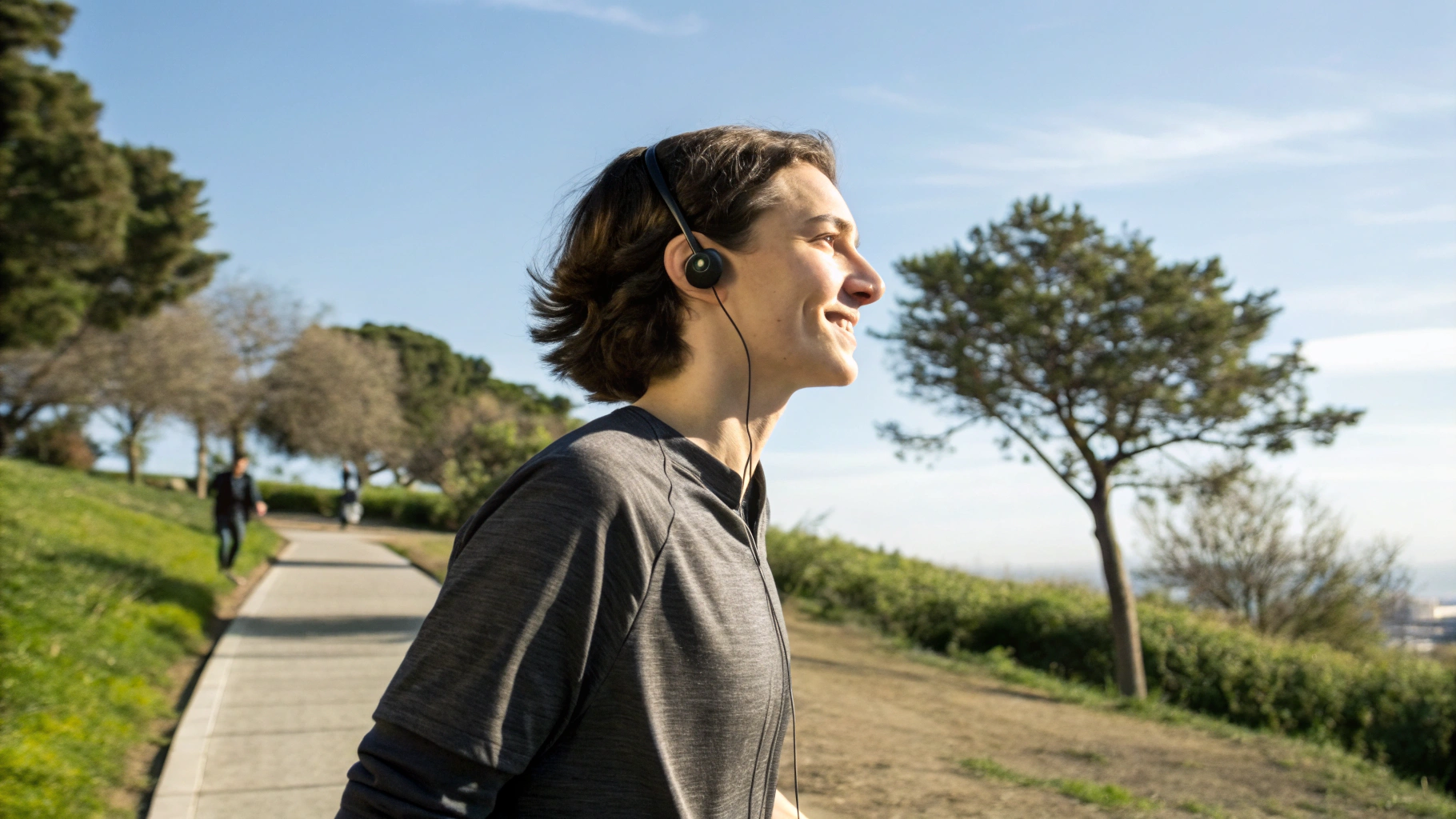 AirPods 3 в ушах во время прогулки на улице