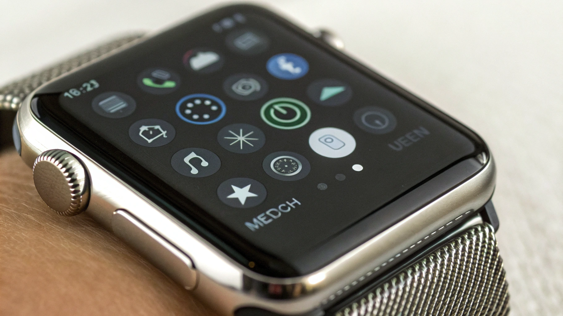 Экран «Об этом устройстве» на Apple Watch или в приложении Watch с данными модели и версии watchOS