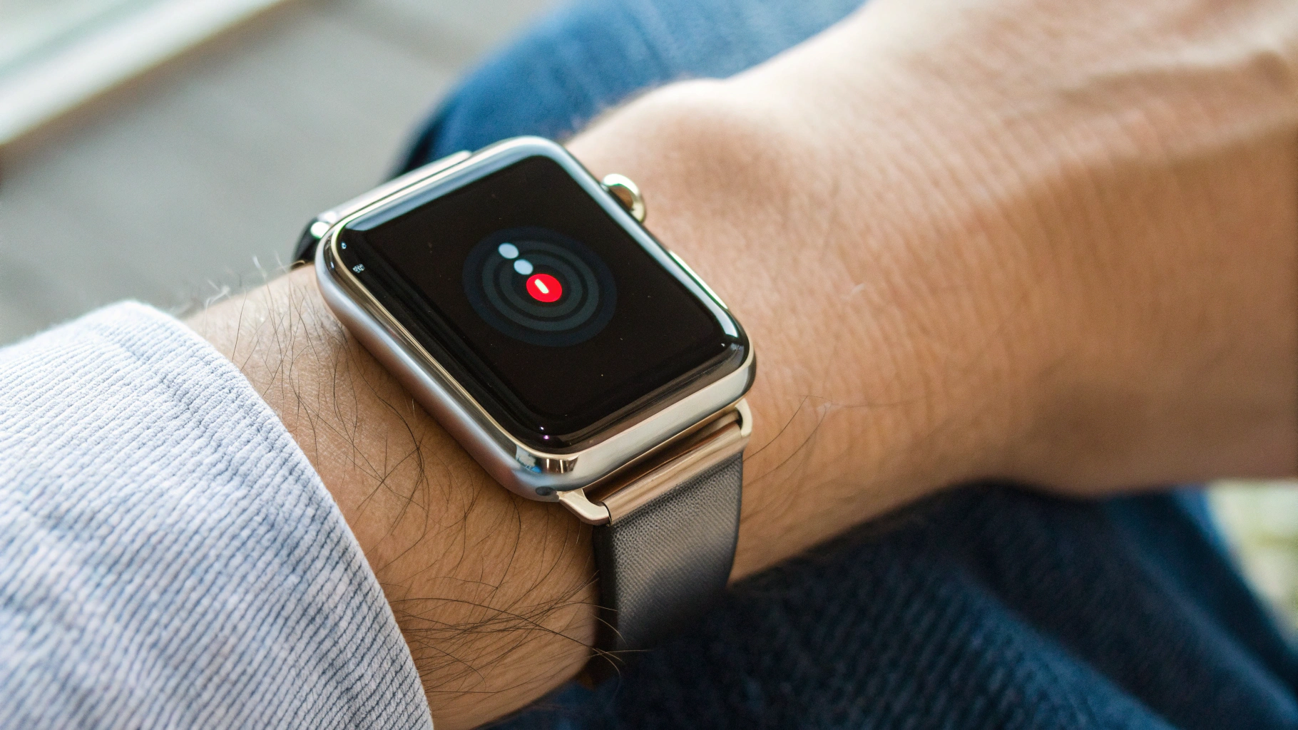 Крупный план Apple Watch с индикатором сотовой связи на экране