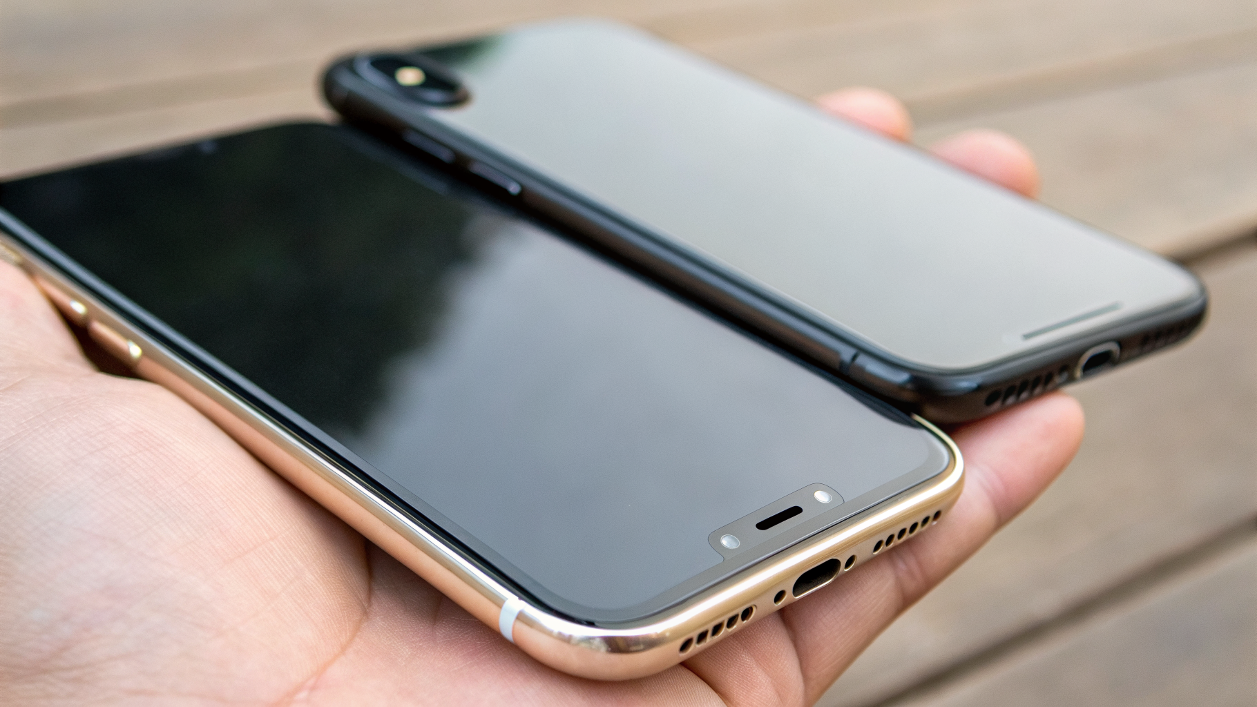 Сравнение ощущений в руке: корпус и вес iPhone 15 и iPhone 15 Pro