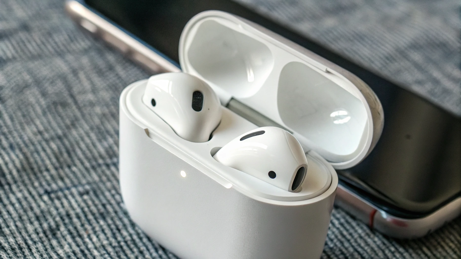 Кейс AirPods с открытой крышкой: крупный план индикатора состояния