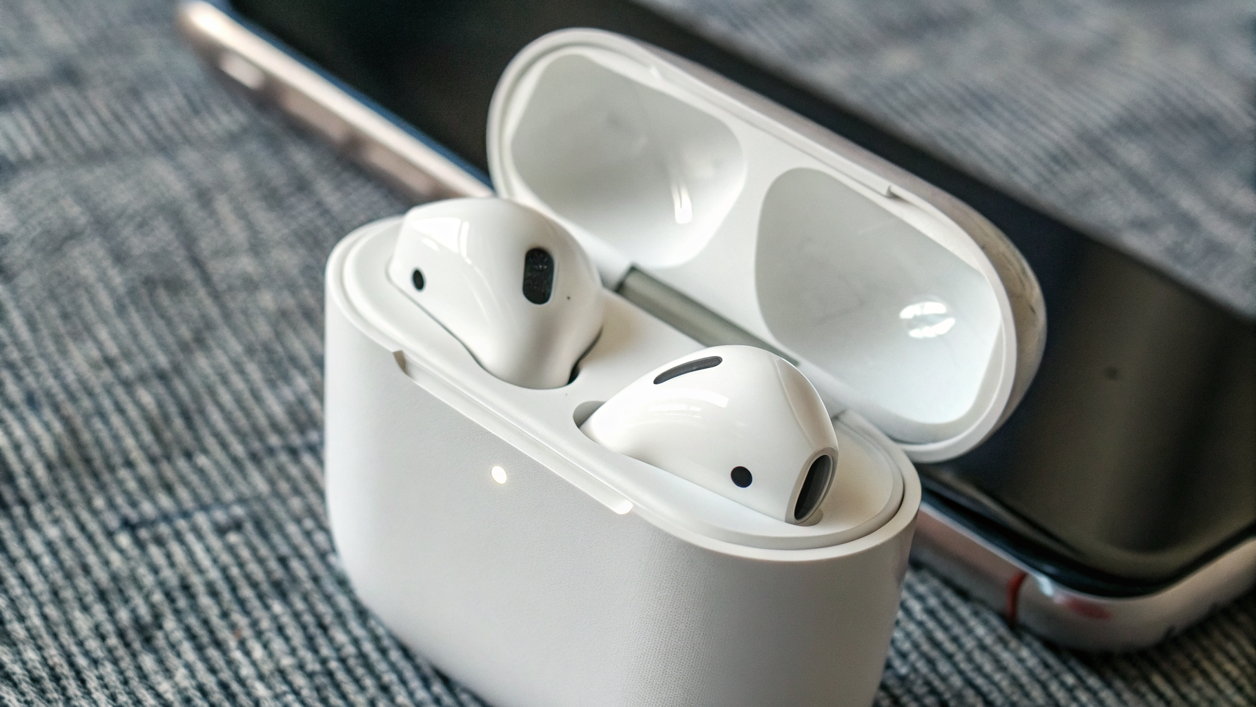 Кейс AirPods с открытой крышкой: крупный план индикатора состояния