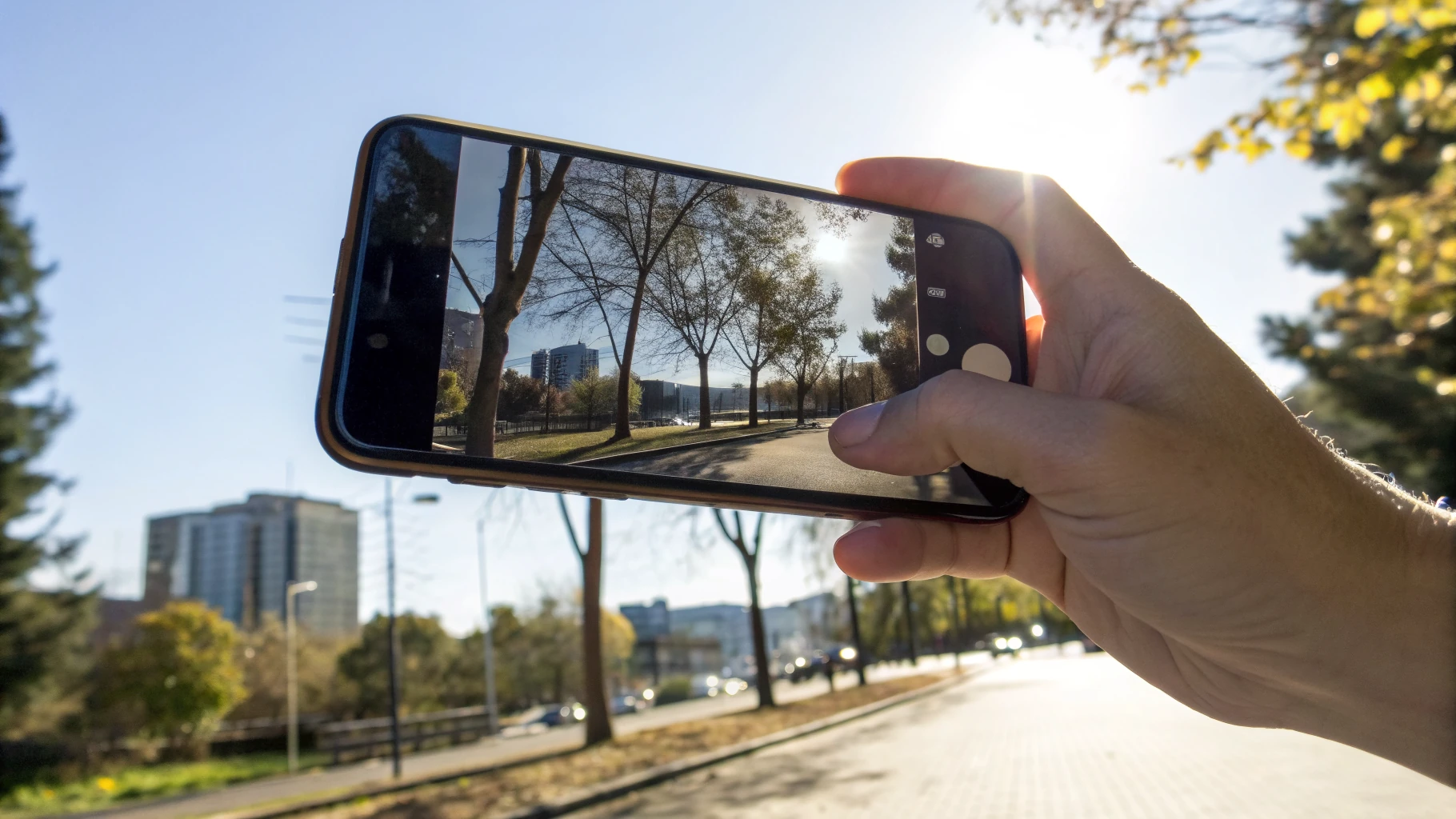 iPhone на улице: блики на экране и попытка прикрыть дисплей рукой для лучшей читаемости