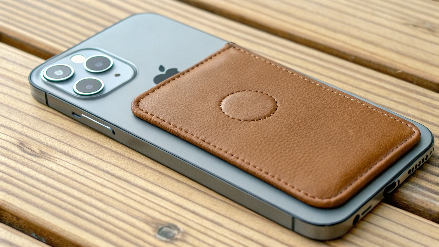 Сухой тест MagSafe: кошелёк примагничивается к центру задней крышки iPhone