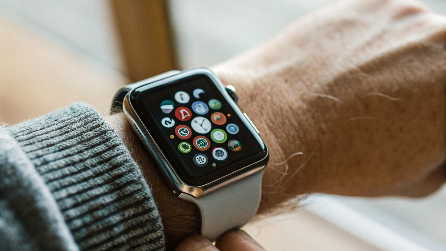 Apple Watch на руке: экран ввода кода и уведомление о разблокировке