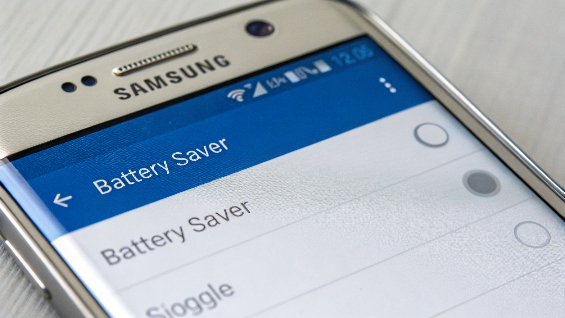 Настройки батареи Samsung Galaxy с режимом энергосбережения, который может ограничивать 120 Гц