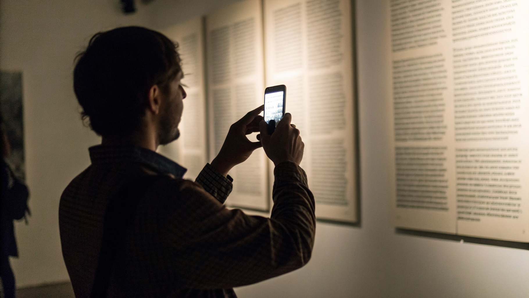 Тест камеры на смаз: съёмка листа с мелким текстом при комнатном освещении