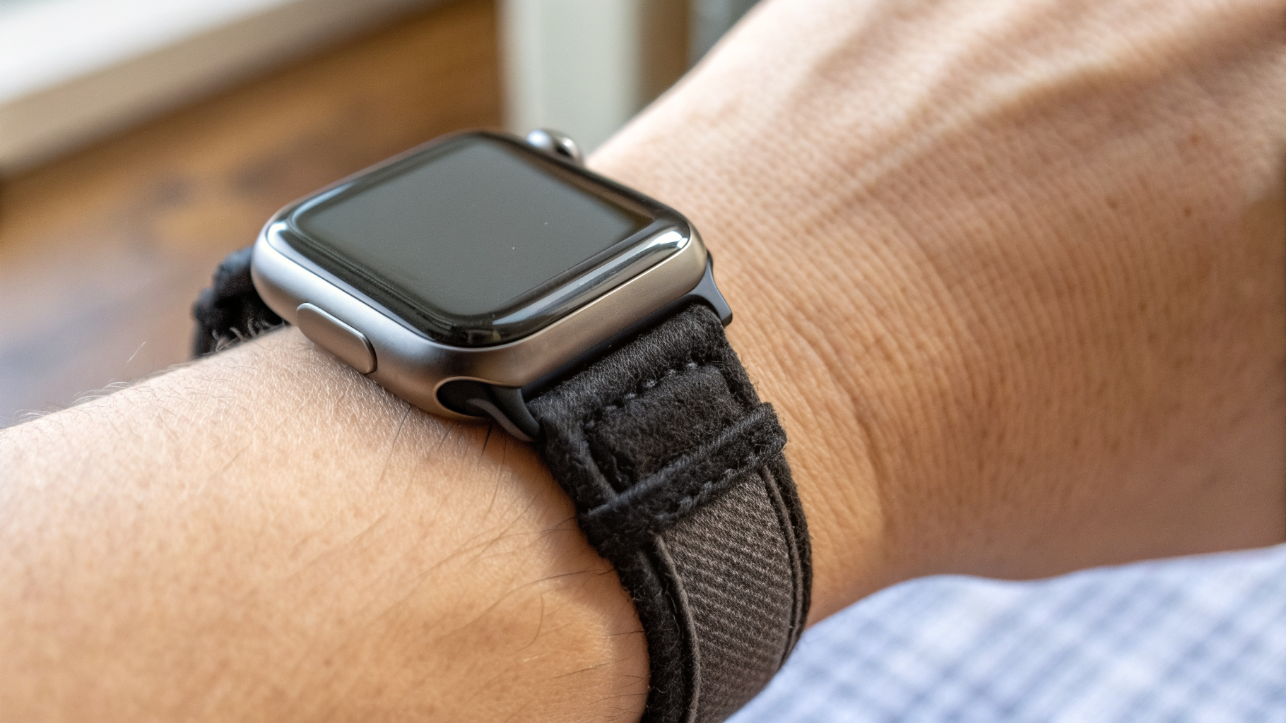 Пример правильной посадки ремешка на запястье и проверка надёжности застёжки