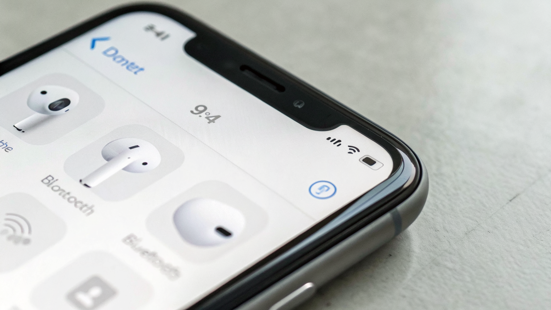 Экран iPhone с меню настроек AirPods в Bluetooth