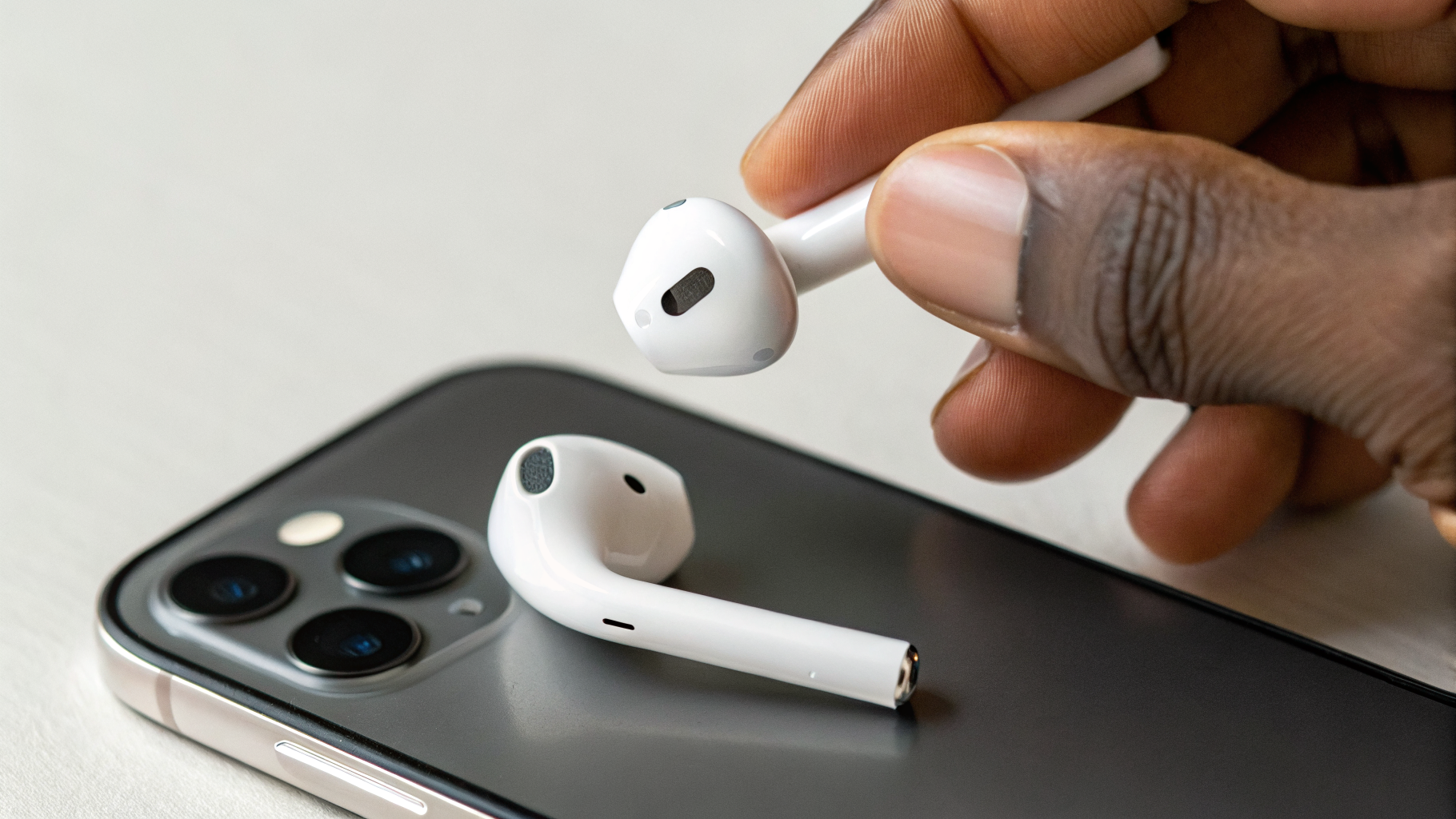 Крупный план: как нажимать на ножку AirPods Pro, чтобы не было случайных срабатываний
