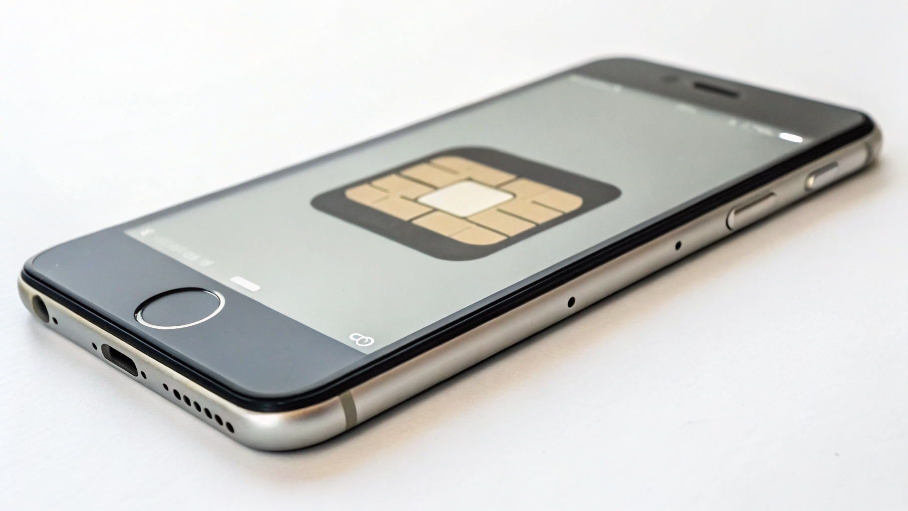 Смартфон с настройками двух номеров рядом с документами для поездки