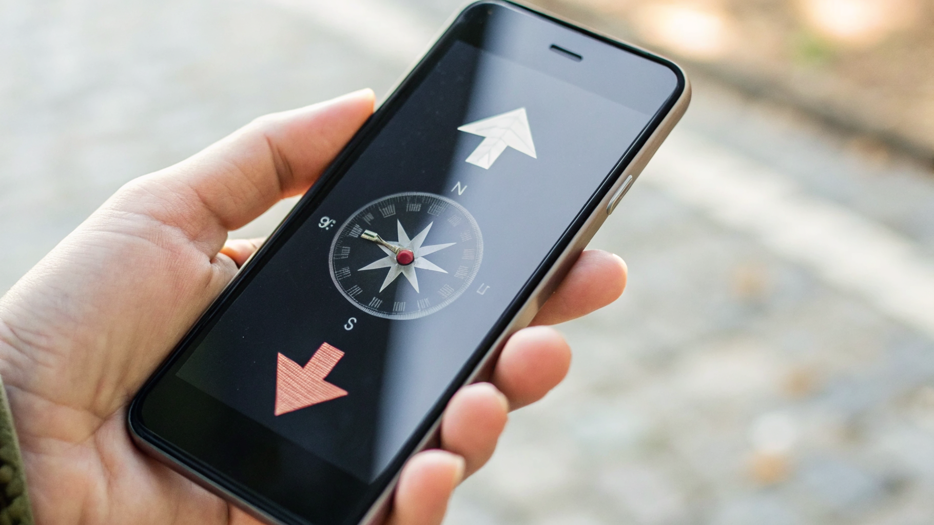 Смартфон показывает направление и расстояние до потерянной метки