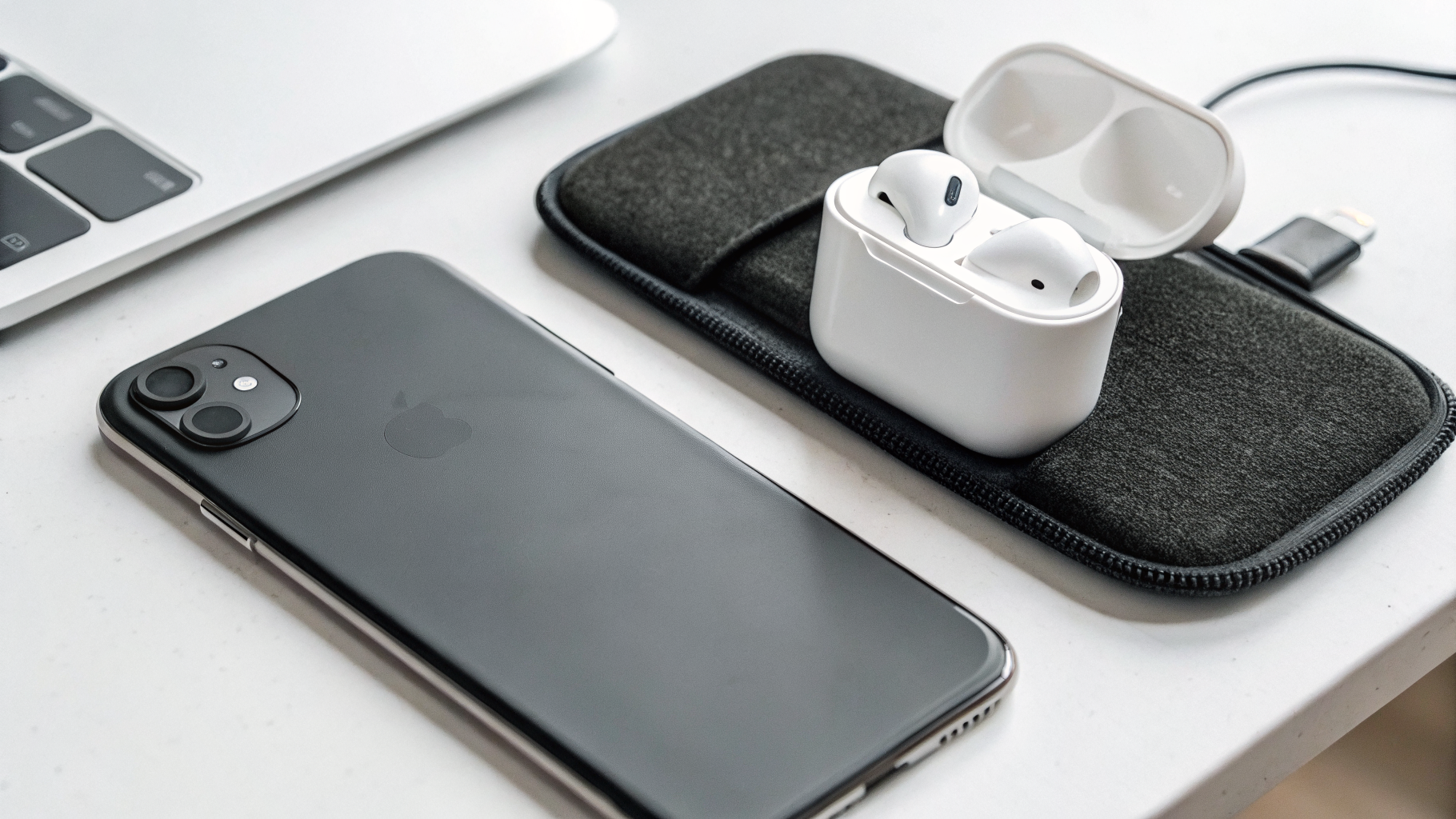 iPhone и AirPods как базовый набор для короткой поездки