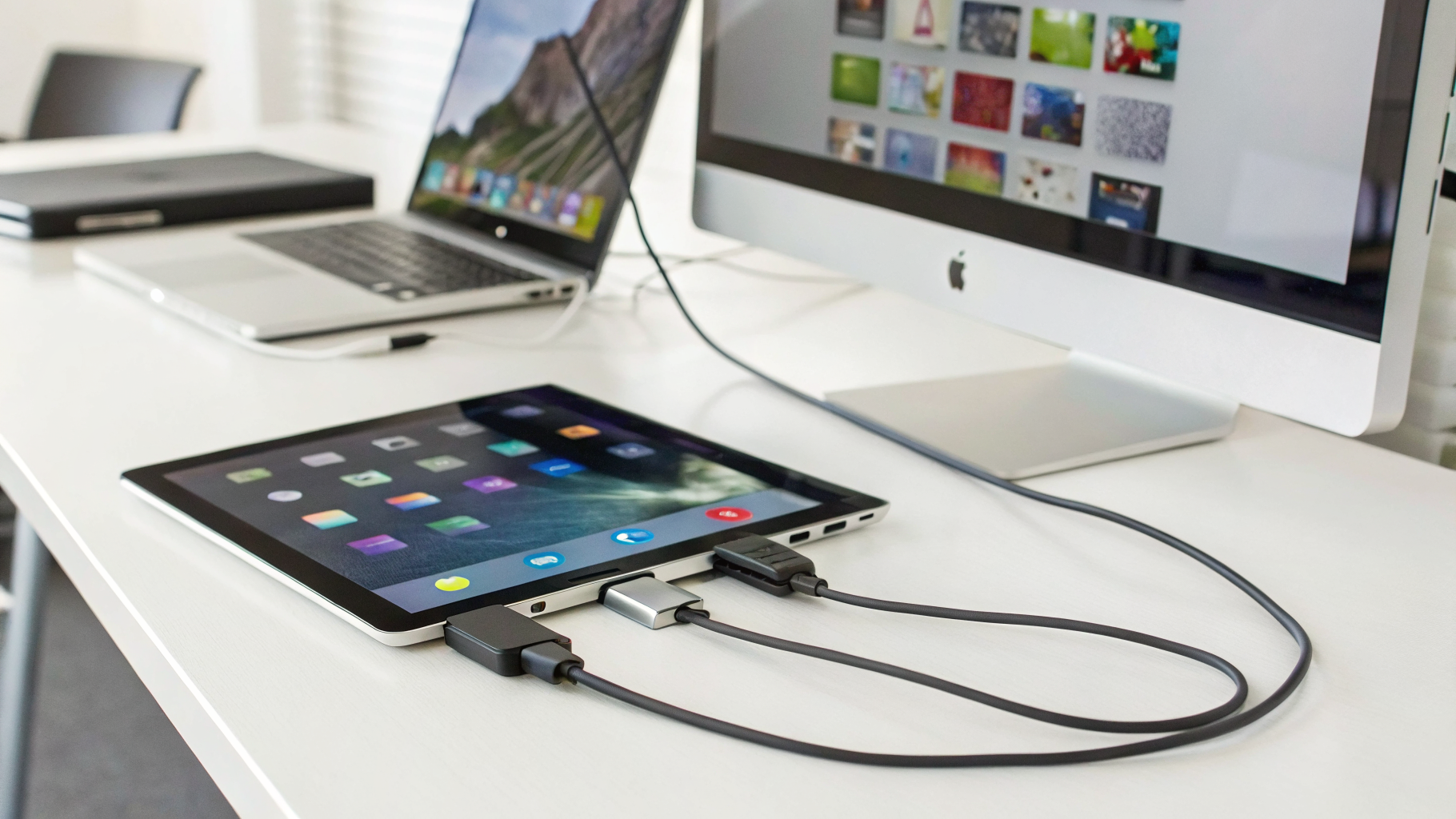 iPad подключён к внешнему монитору через кабель и хаб