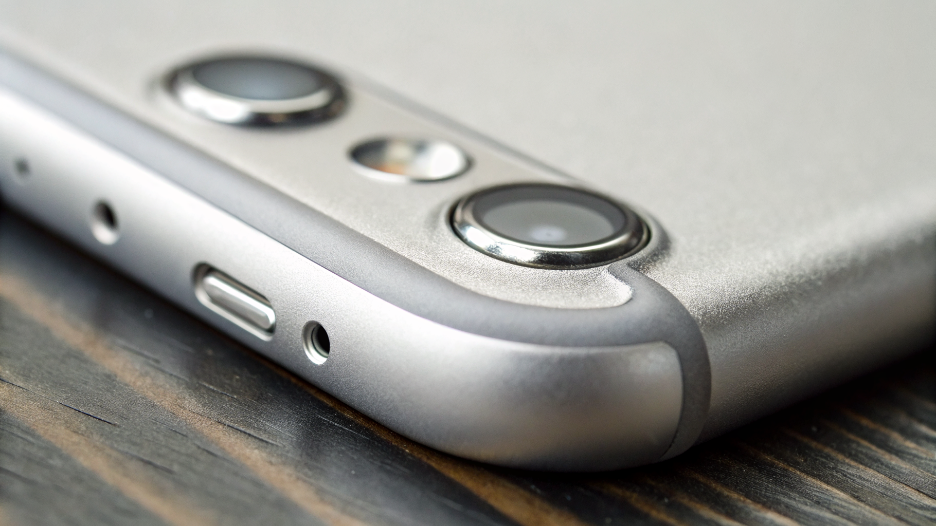 Крупный план хвата iPhone с акцентом на боковые кнопки и удобство удержания