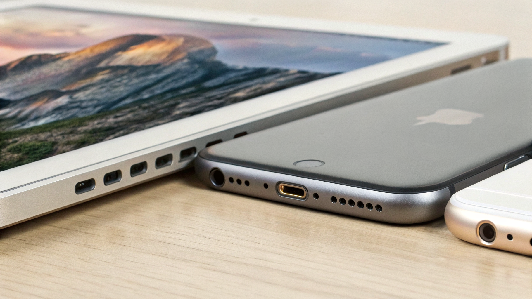 Сравнение базовых версий устройств Apple по памяти, портам и накопителю