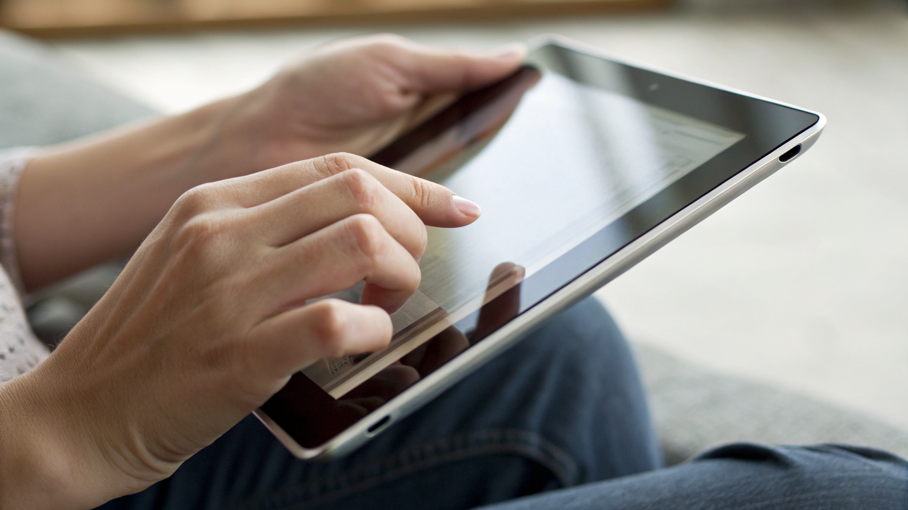 Планшет в руках пользователя, где важны экран, вес и удобство для повседневных задач