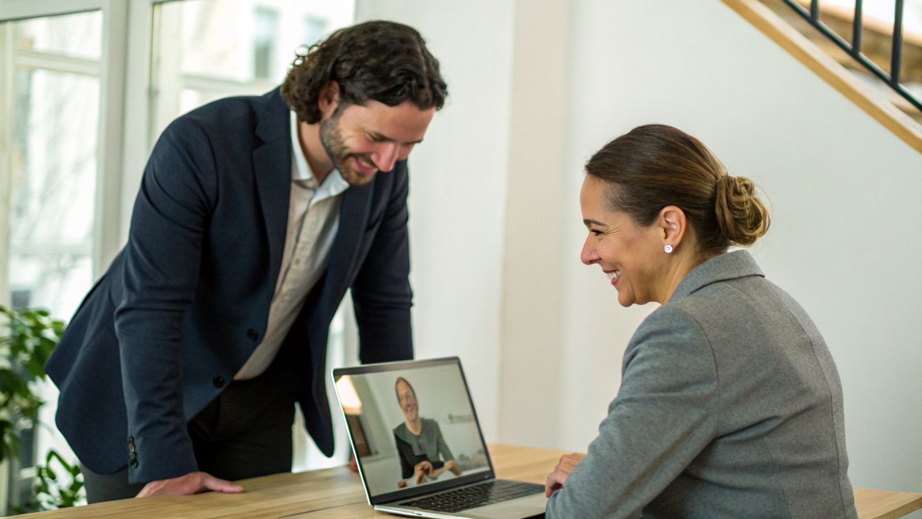 Покупатель прослушивает тестовую запись экрана в магазине