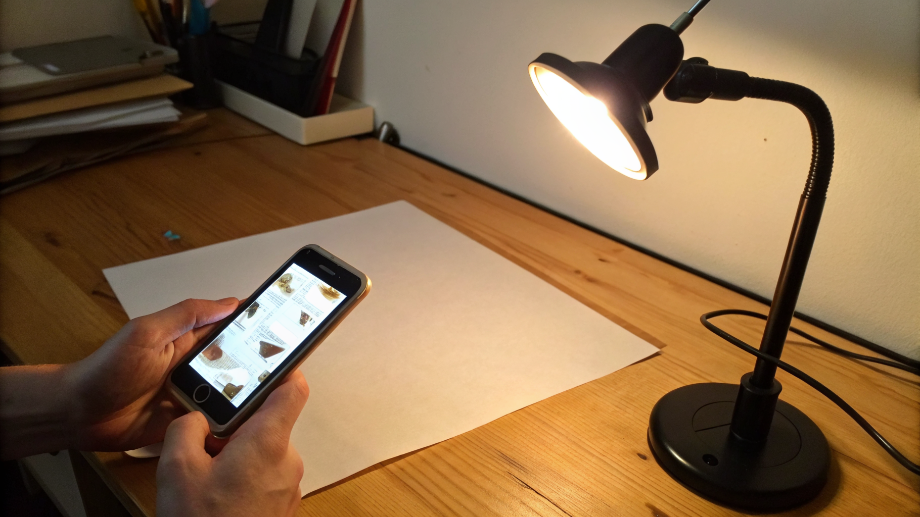 Съемка бумажного документа на смартфон при комнатном свете