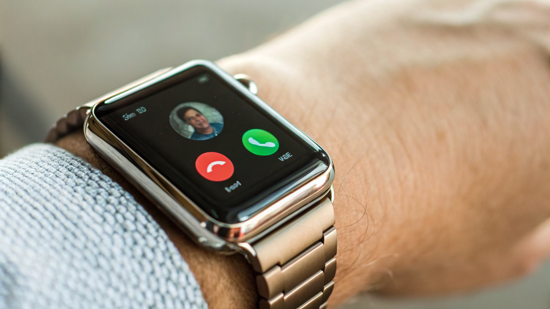 Крупный план Apple Watch с экраном входящего звонка