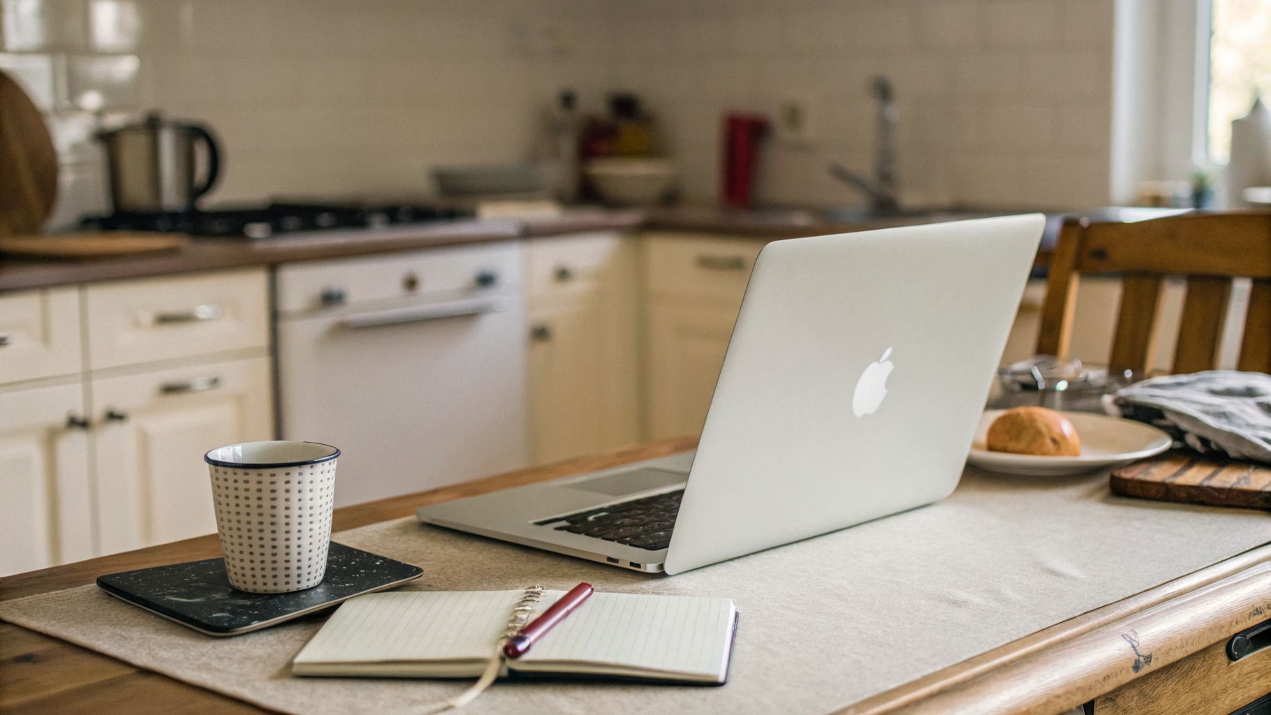 Легкий MacBook для домашнего использования на столе в повседневной обстановке