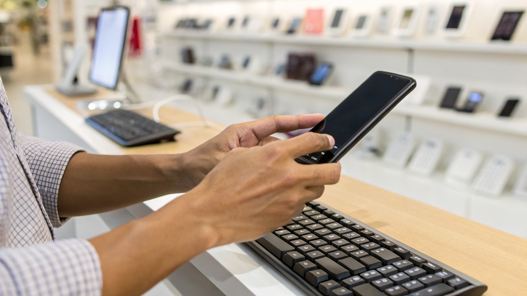 Проверка удобства клавиатуры смартфона в магазине