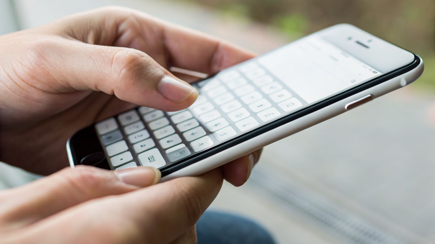 Набор длинного сообщения на экранной клавиатуре смартфона