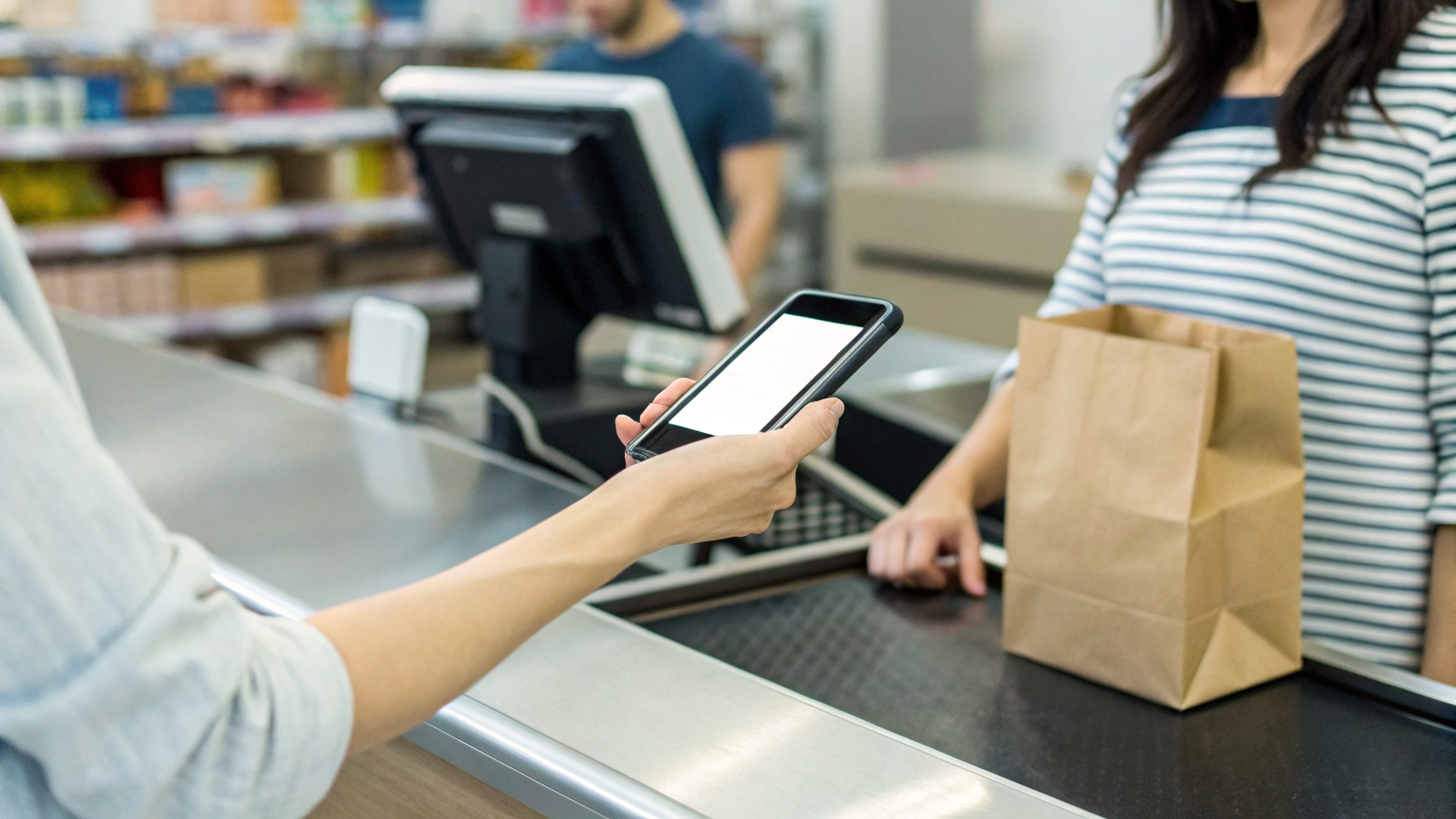 Проверка чтения штрихкода смартфоном на упаковке товара