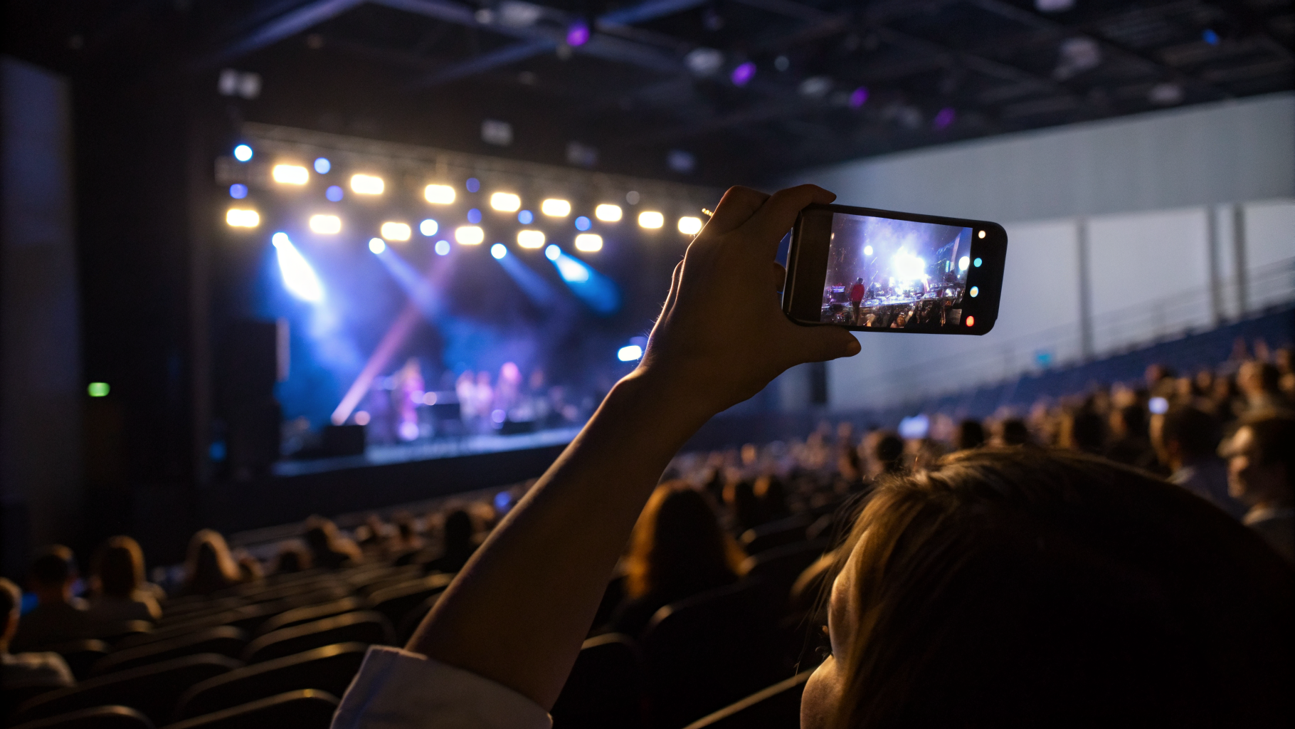 Смартфон записывает выступление в помещении с громкой музыкой и колонками