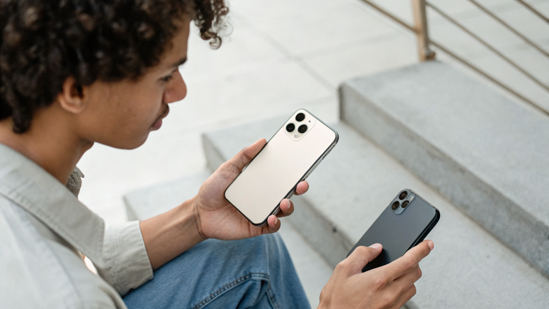 Пользователь сравнивает два смартфона по удобству управления памятью