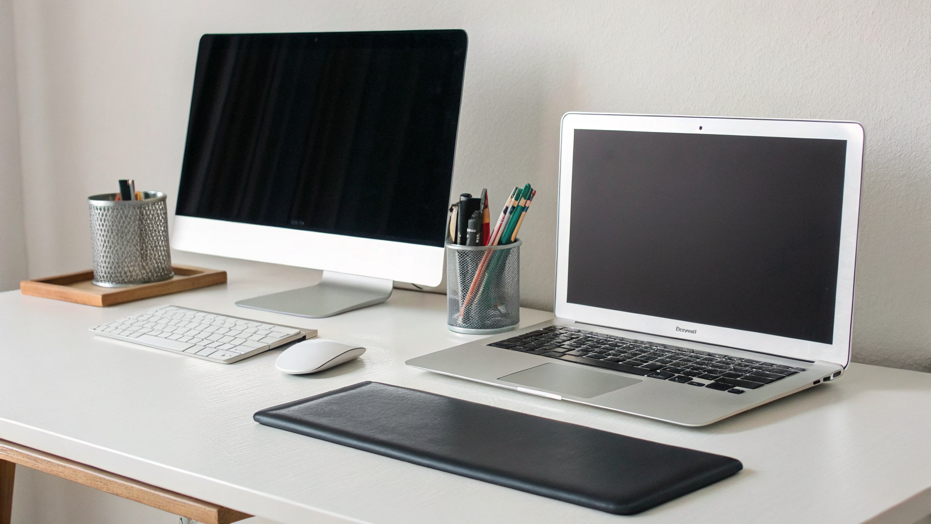 Рабочее место с MacBook и внешним монитором для многозадачной офисной работы