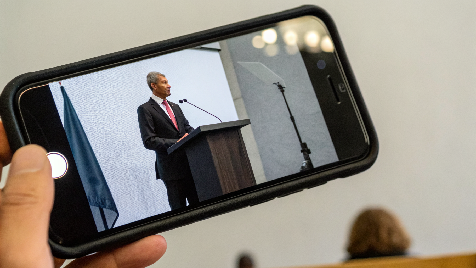 Смартфон записывает разговор и показывает субтитры на экране