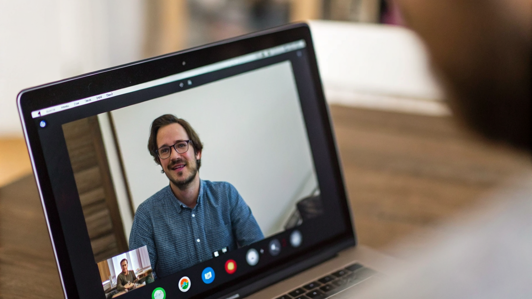 Экран MacBook с окном видеозвонка и предварительным просмотром камеры